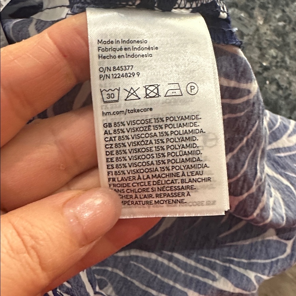 H&M Blue and White Patterned Top - Picture 8 of 9